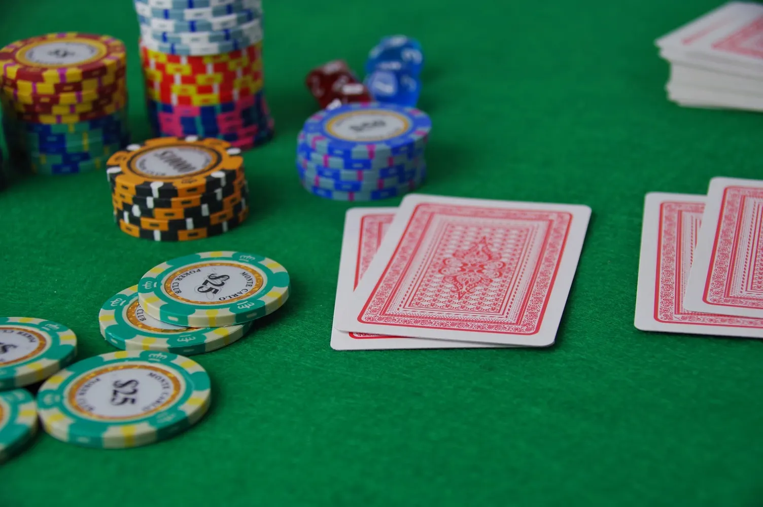 A step-by-step guide on how to play baccarat, showing the process of placing bets, dealing cards, and resolving the game, accompanied by visual elements to aid understanding.