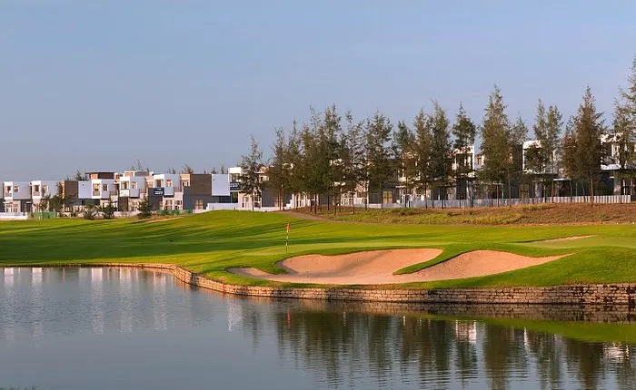 Hình ảnh Montgomerie Links Golf Academy tại Đà Nẵng với sân golf đẳng cấp, các huấn luyện viên giàu kinh nghiệm và cơ sở đào tạo hiện đại, các học viên tham gia các buổi tập luyện và nâng cao kỹ năng chơi golf.