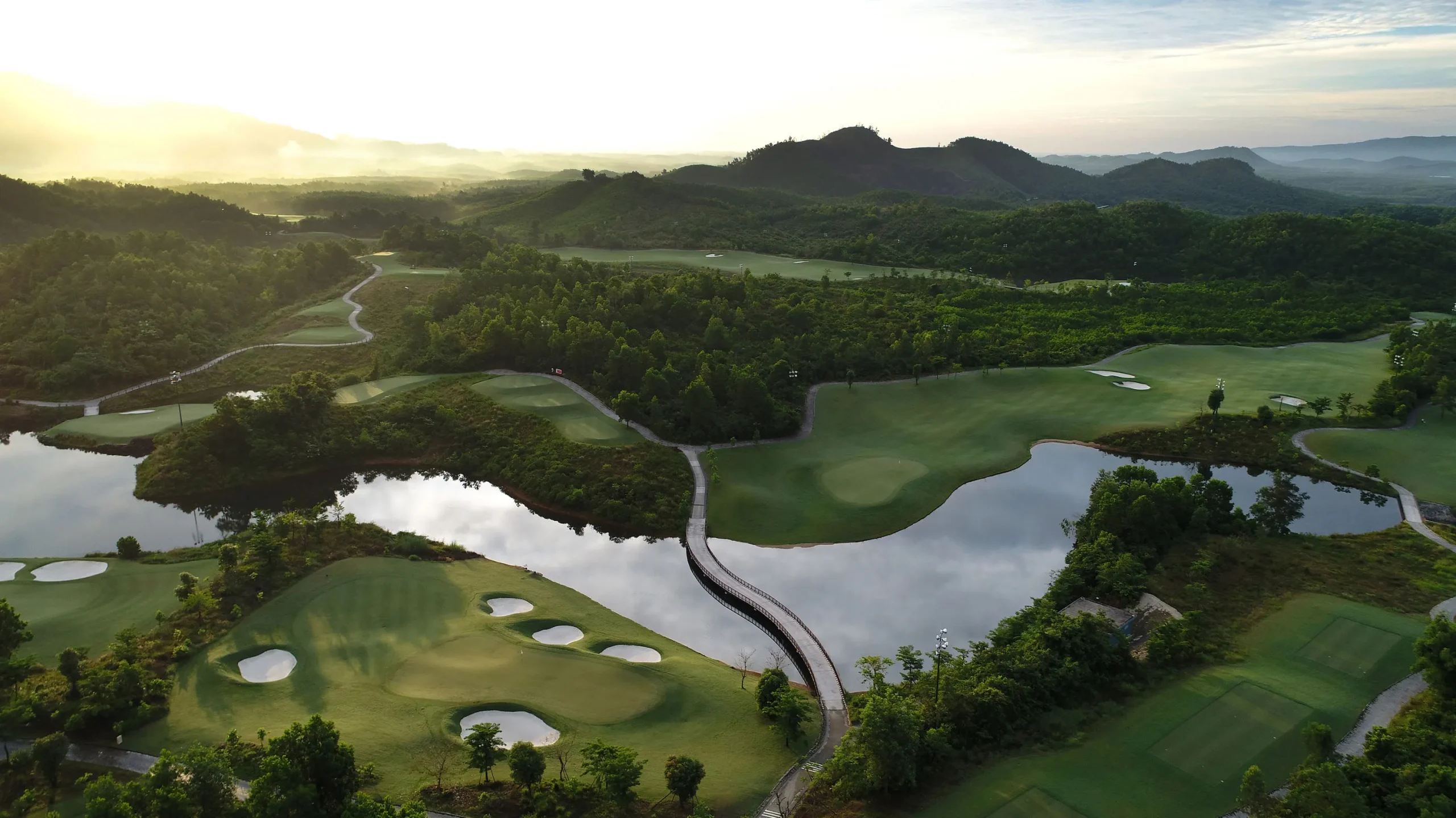 Hình ảnh Ba Na Hills Golf Club tại Đà Nẵng với sân golf rộng lớn được thiết kế tinh tế giữa cảnh núi non hùng vĩ, các lỗ golf được bố trí đẹp mắt và cơ sở vật chất hiện đại, du khách và người chơi golf tận hưởng trải nghiệm chơi golf trong môi trường thiên nhiên tuyệt đẹp.