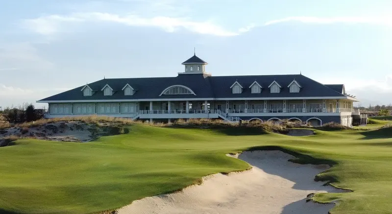 Kiến trúc sang trọng của clubhouse tại Hoiana Shores Golf Club với khu vực tiếp khách rộng rãi, sân vườn xanh mát và các tiện nghi hiện đại, du khách và người chơi golf thư giãn và tận hưởng không gian đẳng cấp.