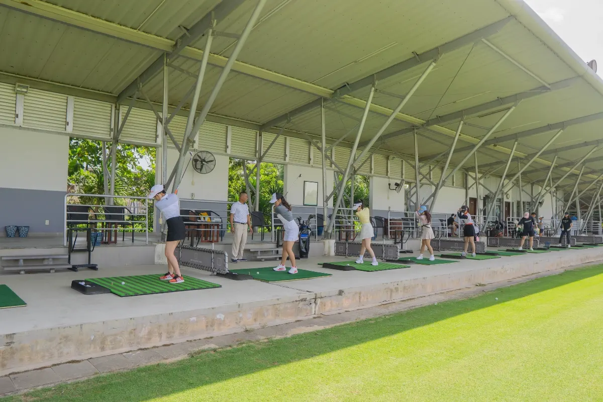 Hình ảnh Montgomerie Links Golf Academy tại Đà Nẵng với sân golf đẳng cấp, các huấn luyện viên giàu kinh nghiệm và cơ sở đào tạo hiện đại, các học viên tham gia các buổi tập luyện và nâng cao kỹ năng chơi golf.