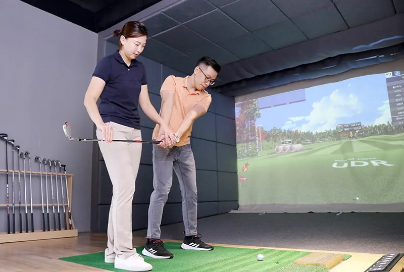 Cảnh International Golf Academy với cơ sở vật chất quốc tế, sân tập rộng lớn và các chương trình đào tạo chuyên sâu, du học viên từ nhiều quốc gia khác nhau tham gia học tập và rèn luyện kỹ năng chơi golf.