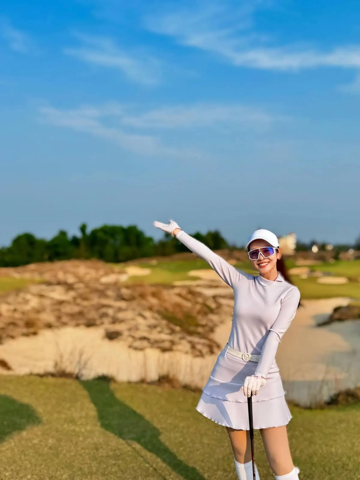 Jennifer Phạm trải nghiệm sân tập golf tại Hoiana Shores Golf Club