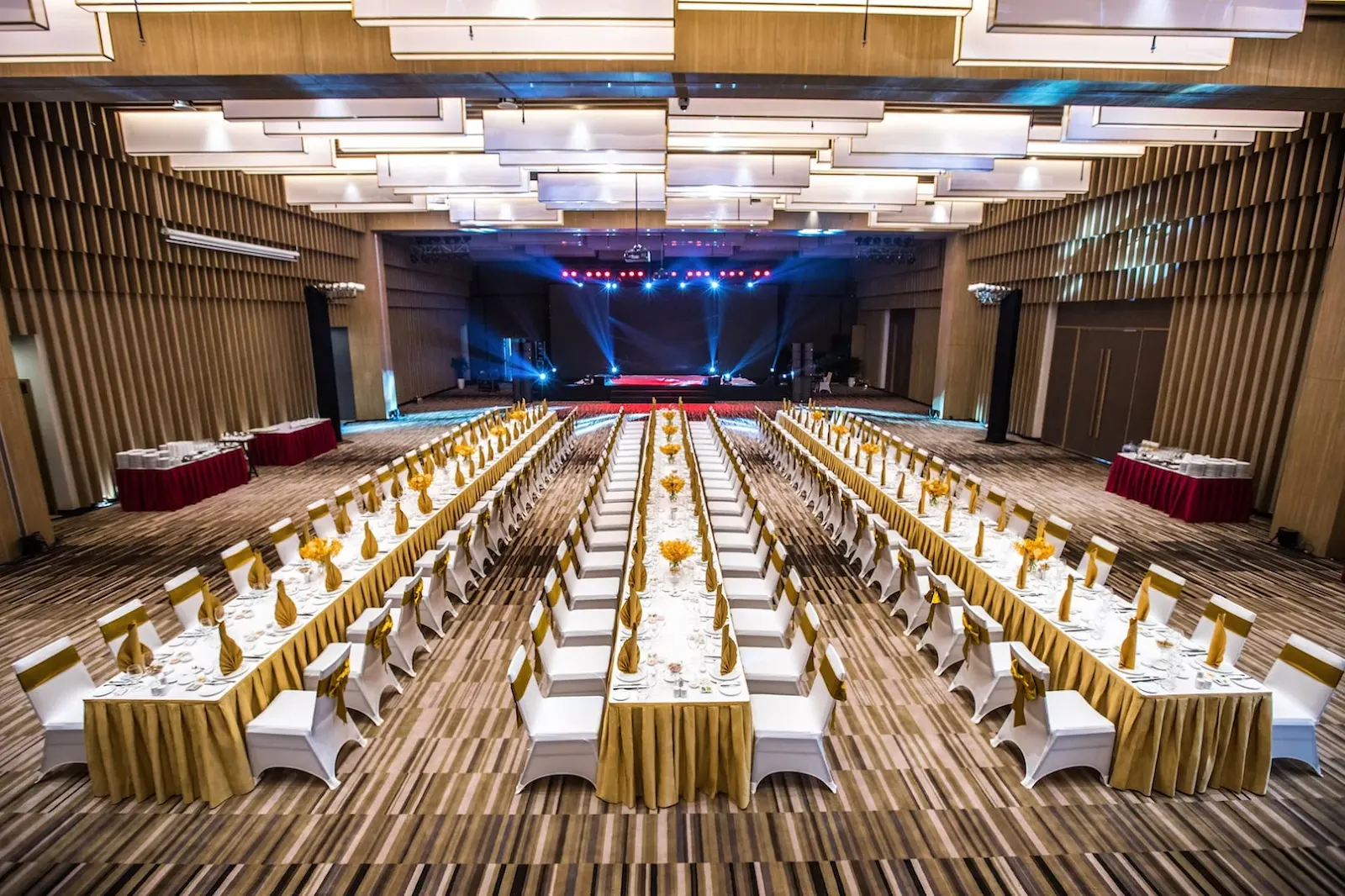 Hình ảnh một buổi gala dinner được tổ chức tại Hội An, với bàn tiệc trang trí sang trọng, ánh đèn lấp lánh và khách mời thưởng thức ẩm thực trong không gian lịch sử và lãng mạn của phố cổ.