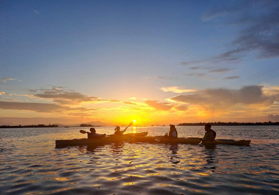 Bình minh rực rỡ trên dòng sông và biển ở Hội An, với ánh nắng đầu ngày chiếu sáng mặt nước và bầu trời