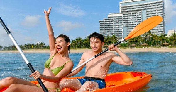 Người chèo thuyền kayak trên sông ở Hội An, tận hưởng không gian yên bình và tươi mát của thiên nhiên