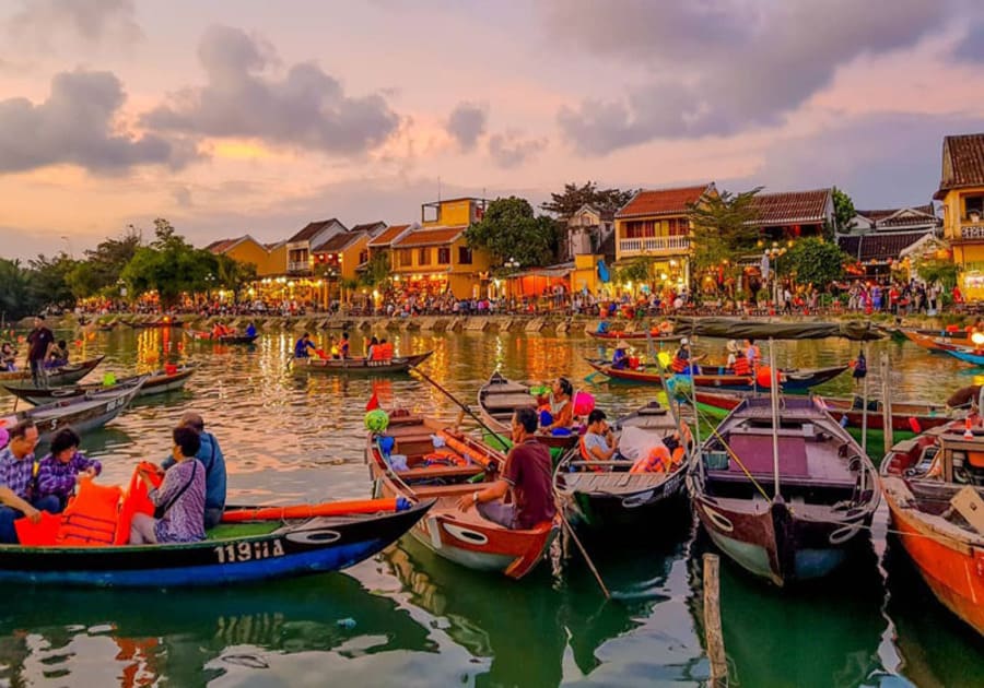 Toàn cảnh chợ đêm Hội An nhìn từ trên cao, với các gian hàng đèn lồng trải dài khắp phố cổ