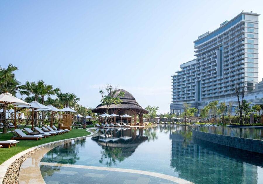 Toàn cảnh Hoiana Resort & Golf với khu nghỉ dưỡng sang trọng, hồ bơi.