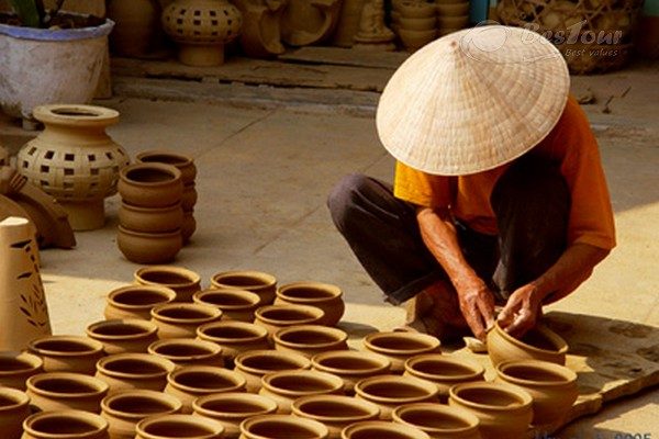 Khung cảnh làng gốm Thanh Hà với những lò nung gốm truyền thống và các sản phẩm gốm đẹp mắt bày bán dọc theo con đường làng