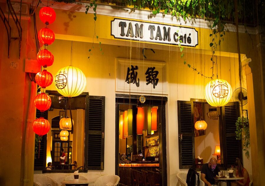 Một quán cafe nổi tiếng tại Hội An với không gian sôi động và thực đơn kết hợp địa phương và quốc tế