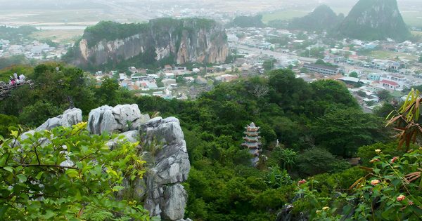 Toàn cảnh quần thể Ngũ Hành Sơn với năm ngọn núi đá vôi hùng vĩ, bao quanh bởi cây xanh và các ngôi chùa cổ kính