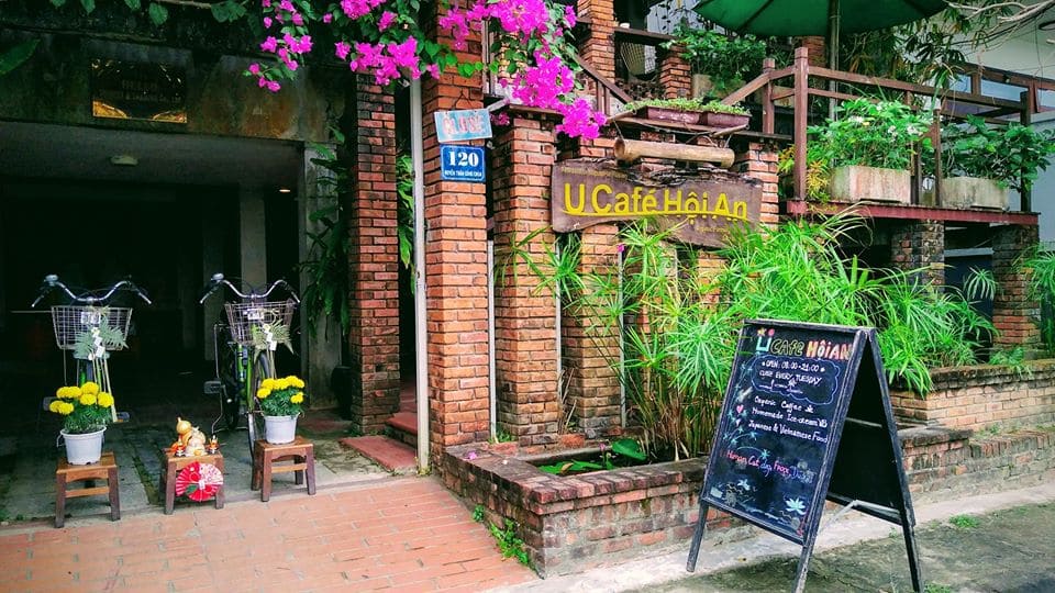 Một quán cafe với view nhìn ra sông Hoài thơ mộng tại Hội An