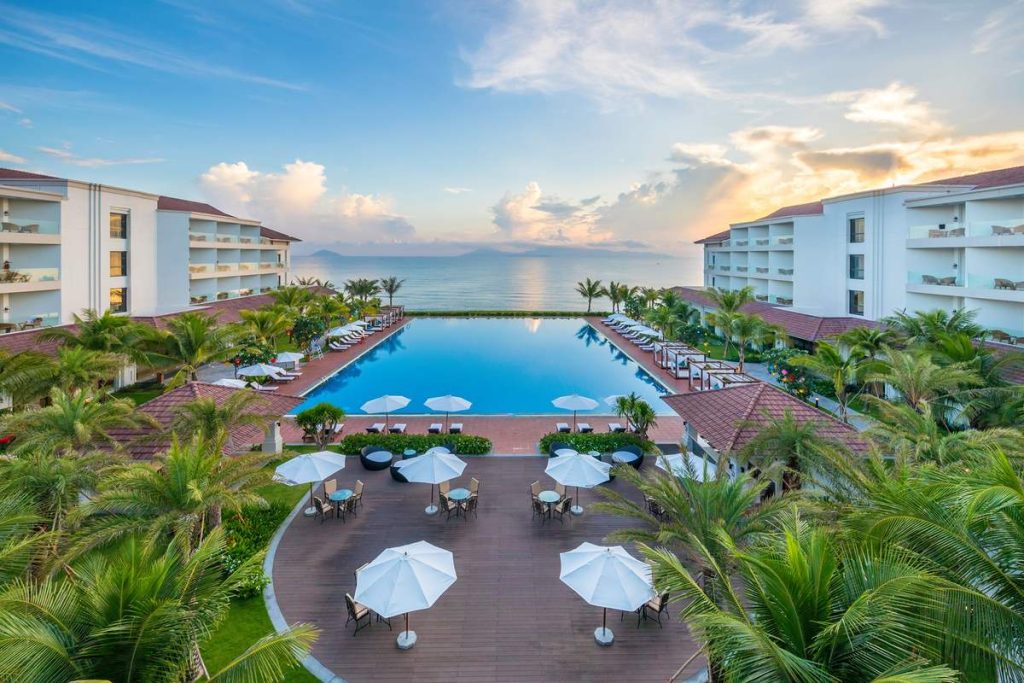 Hình ảnh khuôn viên xanh mát và bể bơi tại Vinpearl Resort & Spa Hội An