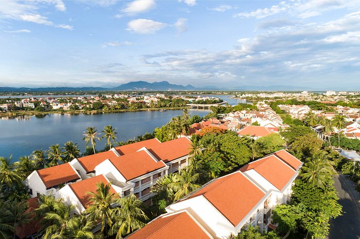 Một góc tại Anantara Hoi An Resort với kiến trúc truyền thống và không gian yên bình