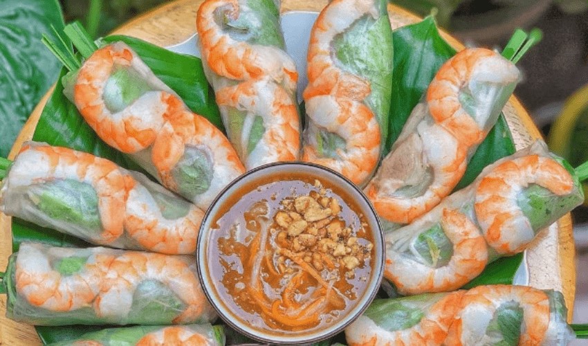 Enjoy fresh and healthy Vietnamese spring rolls (Gỏi cuốn), filled with shrimp, pork, and fresh herbs, wrapped in rice paper.