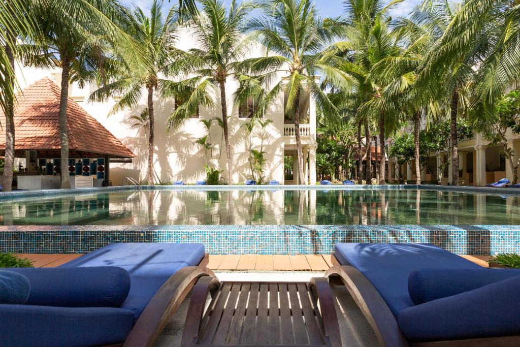 Anantara Hoi An Resort의 우아한 리조트 외관과 정원