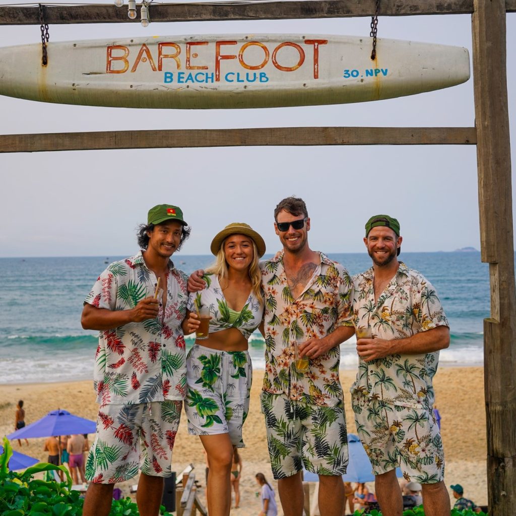 Barefoot Beach Club에서 인스타그램 감성이 물씬 풍기는 언덕 위에서 여유를 즐기고 있는 사람들. 해변을 내려다보며 편안한 분위기 속에서 힐링을 만끽할 수 있는 모습이 인상적입니다.