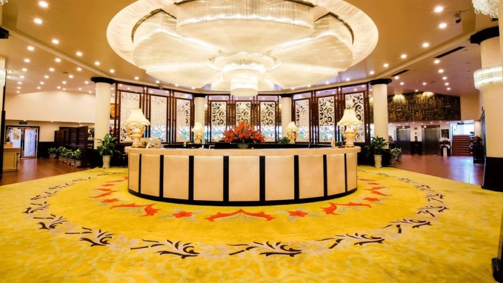 Hình ảnh bên ngoài Do Son Casino với kiến trúc cổ điển và cảnh biển tuyệt đẹp.