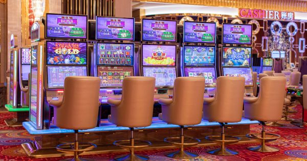 Hình ảnh bên ngoài một casino tại Việt Nam với lối kiến trúc hiện đại và sang trọng.