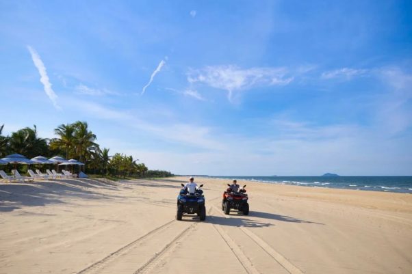 客人在景觀健身房中進行運動，落地窗外是迷人的海景，為健身提供了額外的動力。