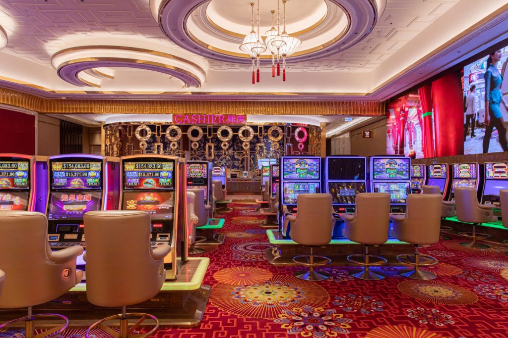 Hình ảnh các bàn chơi tại một casino với nhiều loại trò chơi phổ biến.