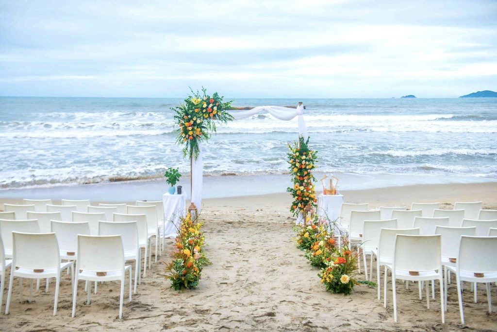 wedding photos in front of an bang beach in Hoi An.