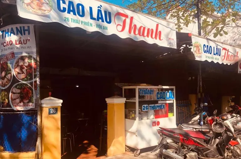 Cao lầu Hội An là món mì đặc sản nổi tiếng của thành phố Hội An, với sợi mì vàng óng, dai, được chế biến từ bột gạo, nước hầm xương và thảo mộc đặc trưng. Món ăn này thường được ăn kèm với thịt heo, rau sống và bánh phồng tôm