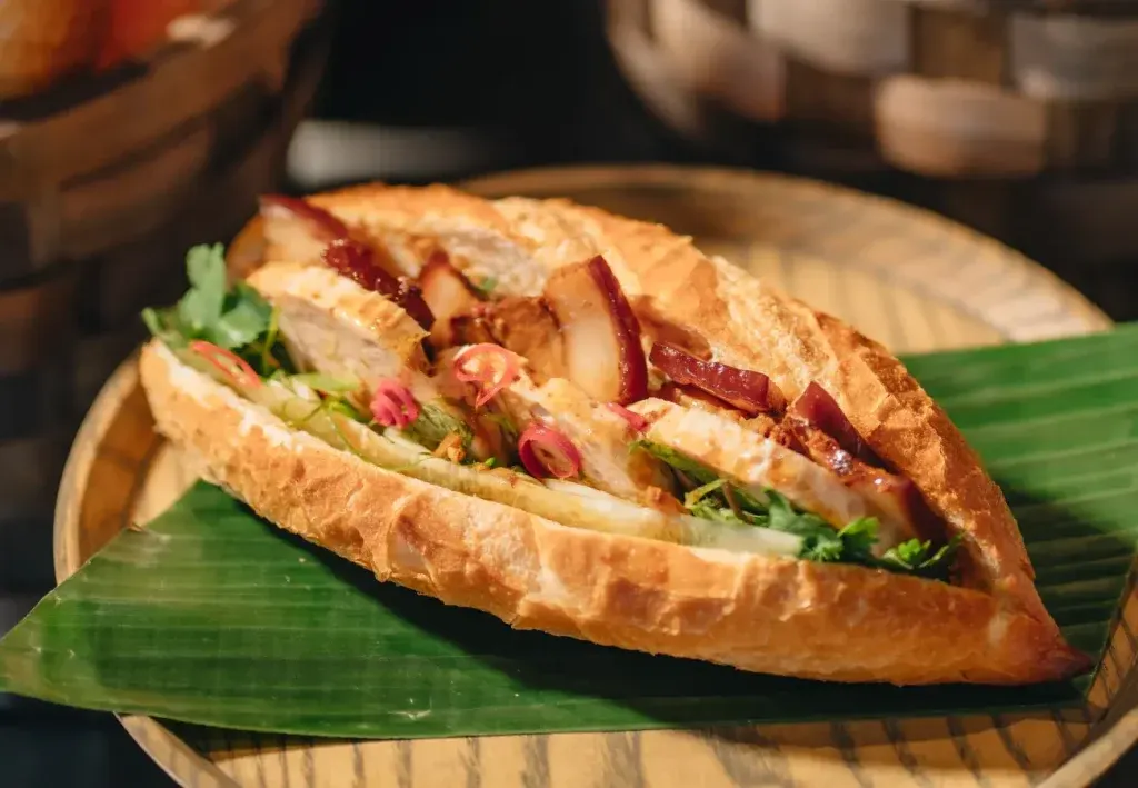 Bánh mì Hội An là một loại bánh mì đặc sản nổi tiếng của Việt Nam, với vỏ bánh giòn, nhân thịt nướng, pate, rau sống, dưa leo, và các loại gia vị đặc trưng. 