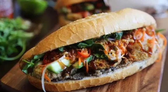 Bánh mì Hội An là một loại bánh mì đặc sản nổi tiếng của Việt Nam, với vỏ bánh giòn, nhân thịt nướng, pate, rau sống, dưa leo, và các loại gia vị đặc trưng.