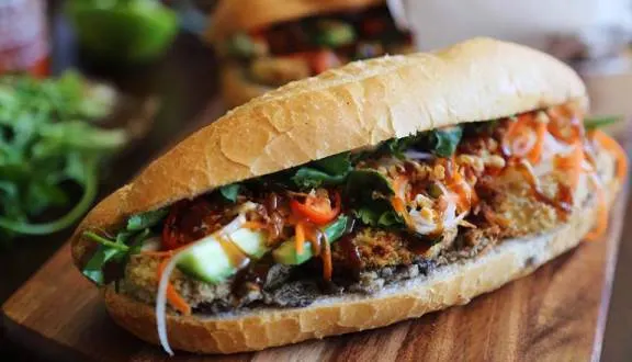 Bánh mì Hội An là một loại bánh mì đặc sản nổi tiếng của Việt Nam, với vỏ bánh giòn, nhân thịt nướng, pate, rau sống, dưa leo, và các loại gia vị đặc trưng.