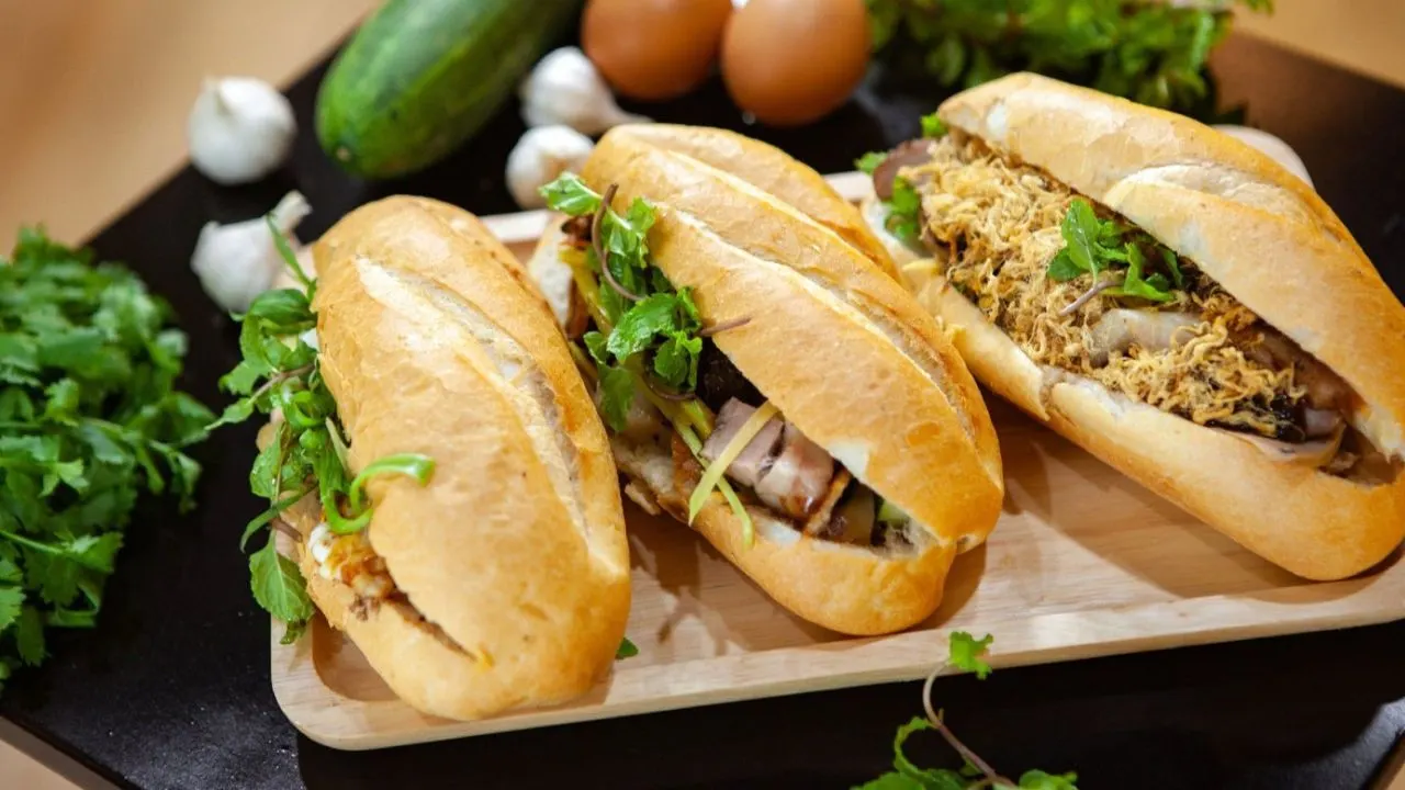 Bánh mì Hội An là một loại bánh mì đặc sản nổi tiếng của Việt Nam, với vỏ bánh giòn, nhân thịt nướng, pate, rau sống, dưa leo, và các loại gia vị đặc trưng. 