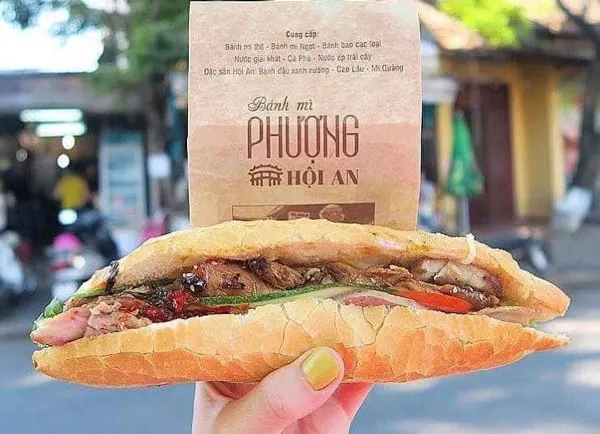 Bánh mì Hội An là một loại bánh mì đặc sản nổi tiếng của Việt Nam, với vỏ bánh giòn, nhân thịt nướng, pate, rau sống, dưa leo, và các loại gia vị đặc trưng. 