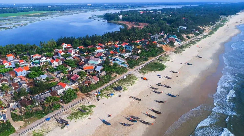 Biển Hội An về đêm, với ánh đèn lung linh phản chiếu trên mặt nước, tạo nên khung cảnh huyền bí và lãng mạn. Những chiếc thuyền nhỏ lướt trên sông, ánh đèn lấp lánh từ các quầy hàng dọc bờ biển, tạo nên một không gian thơ mộng và yên bình.