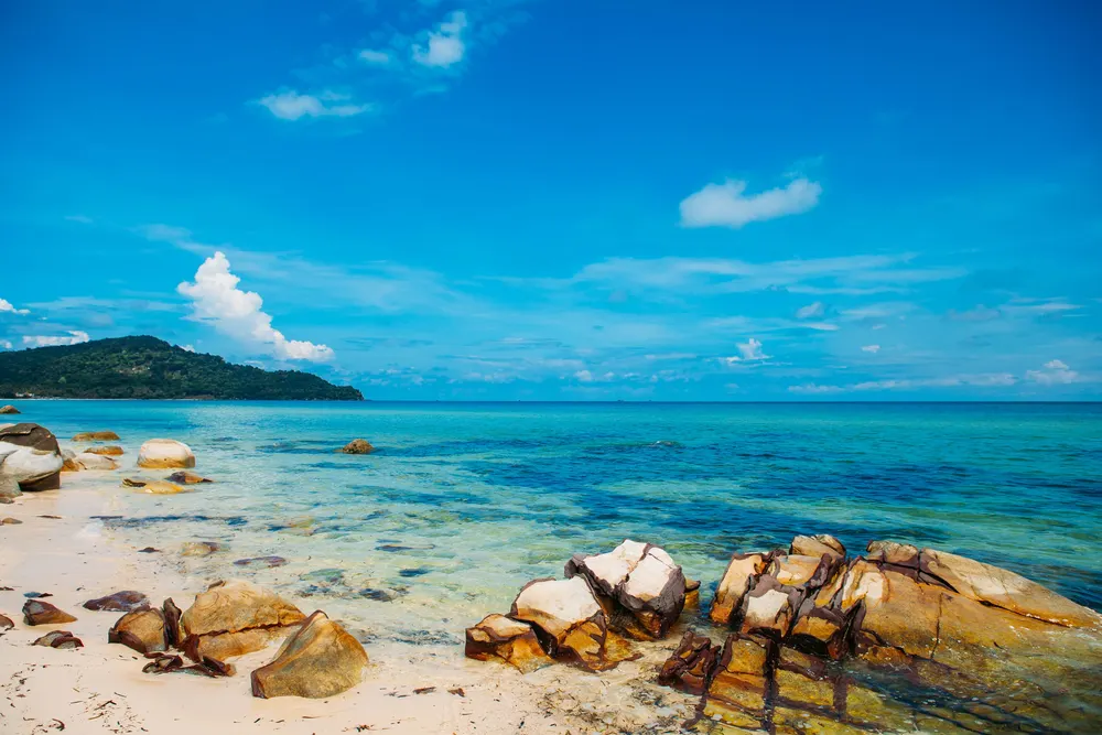 Biển Hội An về đêm, với ánh đèn lung linh phản chiếu trên mặt nước, tạo nên khung cảnh huyền bí và lãng mạn. Những chiếc thuyền nhỏ lướt trên sông, ánh đèn lấp lánh từ các quầy hàng dọc bờ biển, tạo nên một không gian thơ mộng và yên bình.