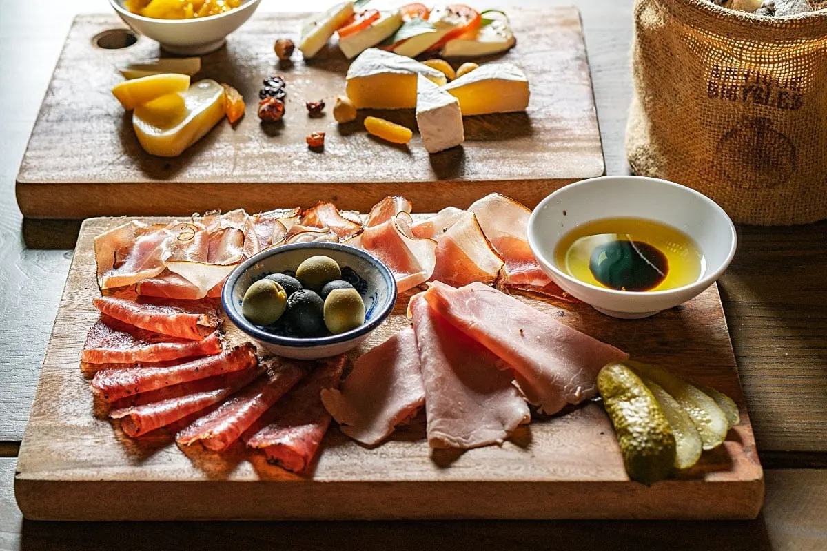 Traditional Vietnamese breakfast spread in Hoi An, featuring a variety of fresh ingredients like pho, banh mi, tropical fruits, and herbal teas, served in a charming local restaurant.