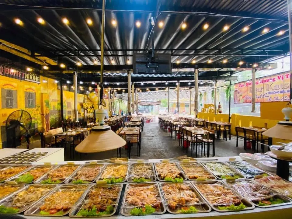 buffet tại Hội An, với các món ăn đa dạng từ hải sản tươi sống, các món đặc sản địa phương đến các món tráng miệng hấp dẫn, được bày biện đẹp mắt trong không gian ấm cúng, phục vụ khách du lịch thưởng thức.