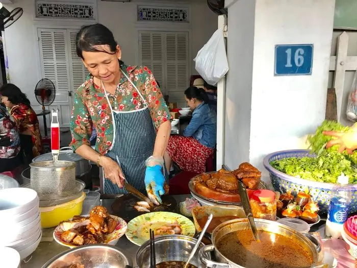 Cao lầu Hội An là món mì đặc sản nổi tiếng của thành phố Hội An, với sợi mì vàng óng, dai, được chế biến từ bột gạo, nước hầm xương và thảo mộc đặc trưng. Món ăn này thường được ăn kèm với thịt heo, rau sống và bánh phồng tôm