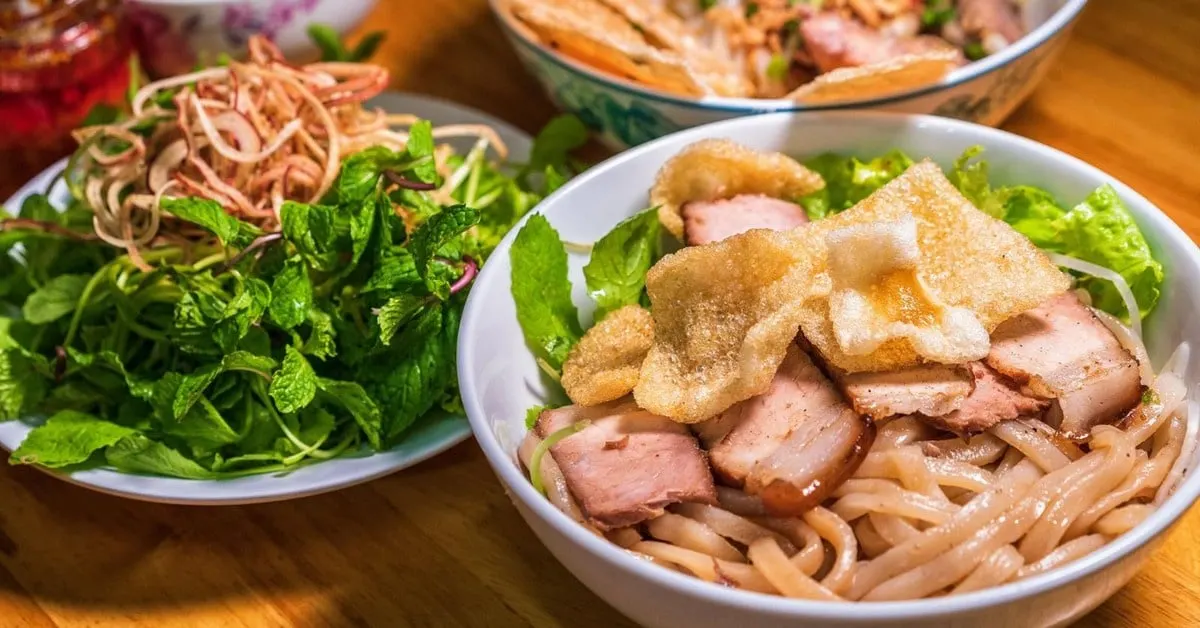 Delicious Cao Lau Hoi An, a traditional Vietnamese dish with rich noodles, pork, and fresh herbs, unique to the city of Hoi An.