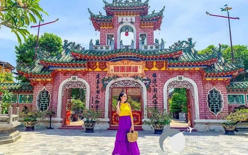 Chùa Hội An: Một ngôi chùa cổ kính nằm tại trung tâm phố cổ Hội An, với kiến trúc truyền thống và không gian thanh tịnh, nổi bật với các họa tiết chạm khắc tinh xảo và những bức tượng Phật được thờ phụng trong chánh điện.