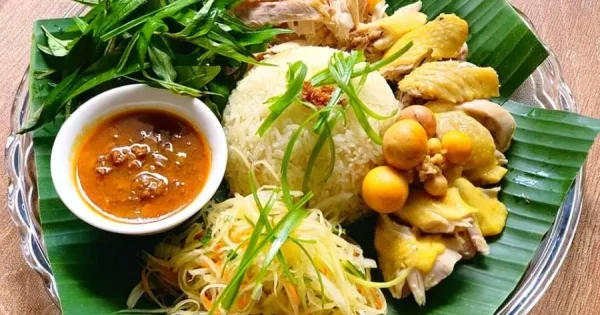 Cơm gà Hội An: Món ăn đặc sản nổi tiếng của thành phố Hội An, bao gồm cơm trắng mềm, gà luộc hoặc gà xé phay, được ăn kèm với rau sống và nước mắm pha chua ngọt, tạo nên một hương vị đậm đà, hấp dẫn.