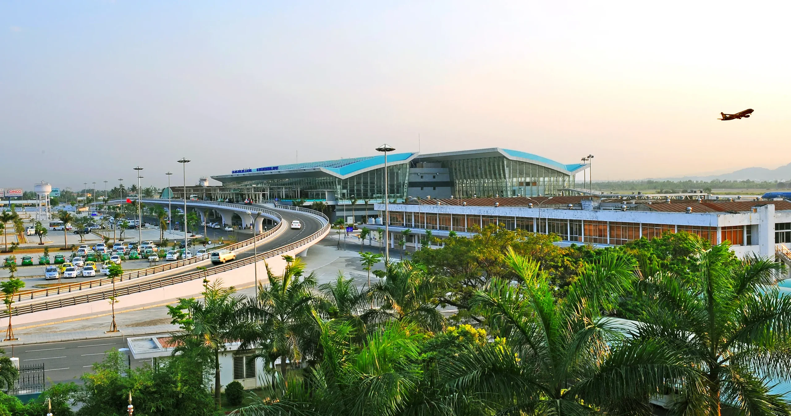 Scenic road trip from Da Nang to Hoi An, showcasing lush landscapes and coastal views, ideal for travelers exploring central Vietnam.