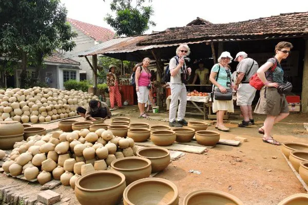 Du lịch Hội An tháng 1 với ánh sáng vàng ấm áp của mùa xuân, phố cổ yên bình với những ngôi nhà cổ kính, đèn lồng màu sắc rực rỡ và dòng sông Hoài hiền hòa, tạo nên không gian lãng mạn, ấm cúng cho du khách.