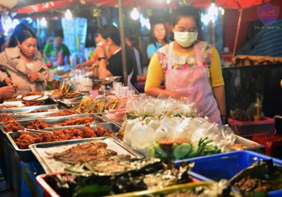 Shimmering lanterns illuminate the bustling Hoi An Night Market, offering visitors a mix of handmade goods and delicious Vietnamese delicacies.