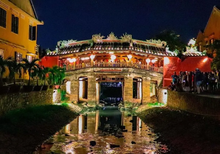 Shimmering lanterns illuminate the bustling Hoi An Night Market, offering visitors a mix of handmade goods and delicious Vietnamese delicacies.