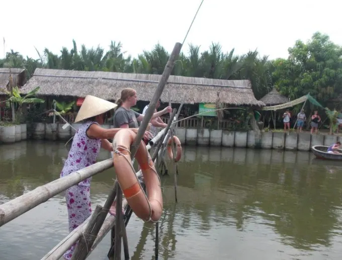 Cảnh quan rừng dừa Bảy Mẫu Hội An, với những hàng dừa xanh mướt, bầu không khí trong lành và thuyền kayak di chuyển nhẹ nhàng trên dòng sông.