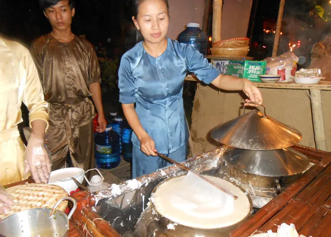 Bánh đập Hội An - món ăn đặc sản nổi tiếng với lớp bánh tráng mỏng giòn, kèm theo nhân tôm, thịt, rau sống và nước chấm đặc biệt.