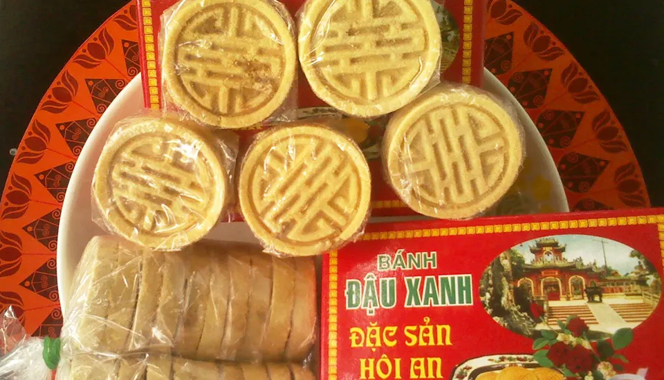 Bánh đậu xanh Hội An, món đặc sản truyền thống với hương vị ngọt ngào, làm từ đậu xanh và đường, mang đậm nét văn hóa ẩm thực của phố cổ Hội An.