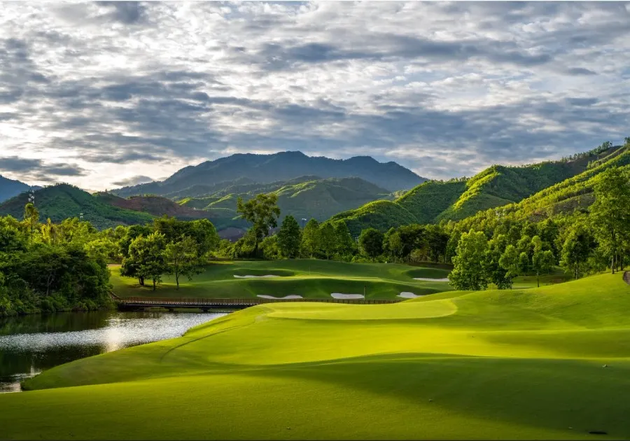 Discover the best golf courses in Asia, offering stunning landscapes, world-class facilities, and unforgettable golfing experiences.