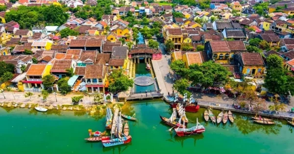 Khung cảnh Hội An mùa nào đẹp, với những con phố cổ và ánh đèn lồng lung linh tạo nên một không gian huyền bí và lãng mạn.