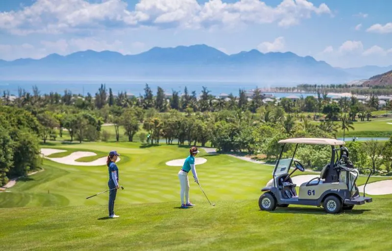 Khung cảnh sân golf Hội An với không gian rộng lớn, bao quanh bởi thiên nhiên xanh mát, là địa điểm lý tưởng cho những tín đồ yêu thích thể thao golf.